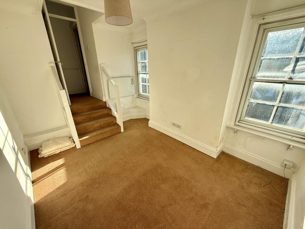 Lot: 44276 - FREEHOLD MIXED USE INVESTMENT - SHOP AND THREE FLATS - Flat C Bedroom